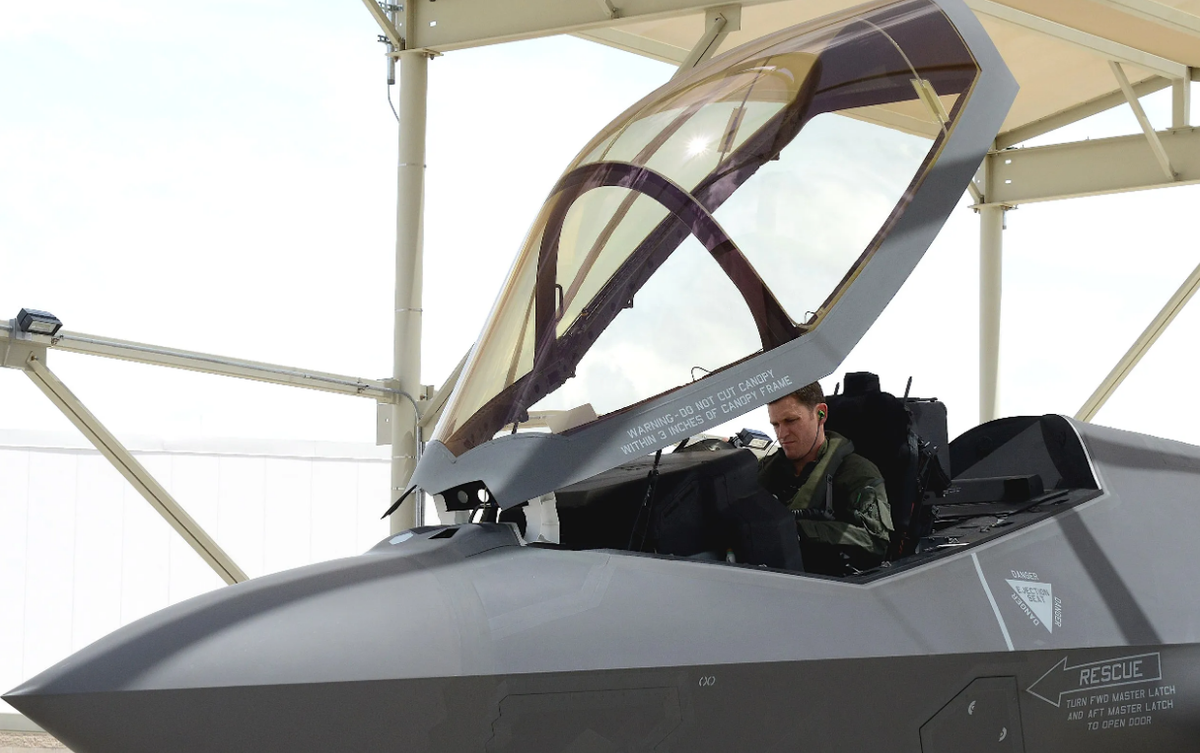 F-35如此敏感的装备，在跨国运输过程中被辗转多地，甚至一度停留在中国香港，这中间是否存在任何不可控因素，没人能给出绝对答案。

但中国方面早已具备自己的体系化能力，无论是歼-20还是歼-35，都已经形成相对成熟的设计和技术路线，在关键领域并不依赖外部技术。

相比之下，外方早已服役的F-35虽然规