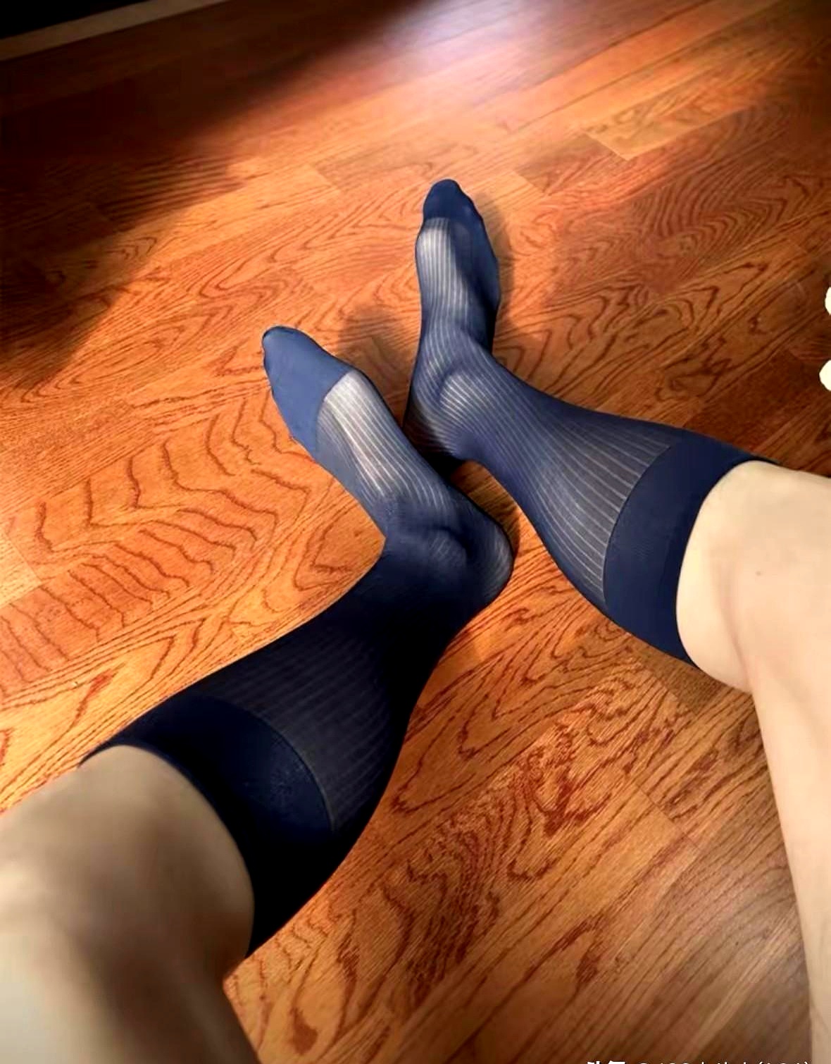 某博主晒穿丝袜穿搭，结果评论区直接炸锅！
 有人喷“不像男人”，博主回...