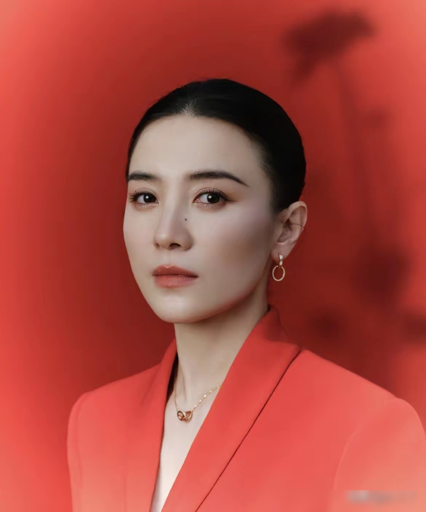 宋佳离封神，就差一个飞天奖了。
45岁，金鸡影后拿了，白玉兰、金鹰视后也揣兜里了。电视剧三大奖，她手里攥着俩，就隔着一层窗户纸。
看看前面集齐大满贯的都是谁：孙俪36岁达成，闫妮38岁，萨日娜40岁。清一色都是拿年代剧、现实题材硬碰硬砸出来的。
宋佳这回凭啥？《山花烂漫时》里的张桂梅。佝着背，