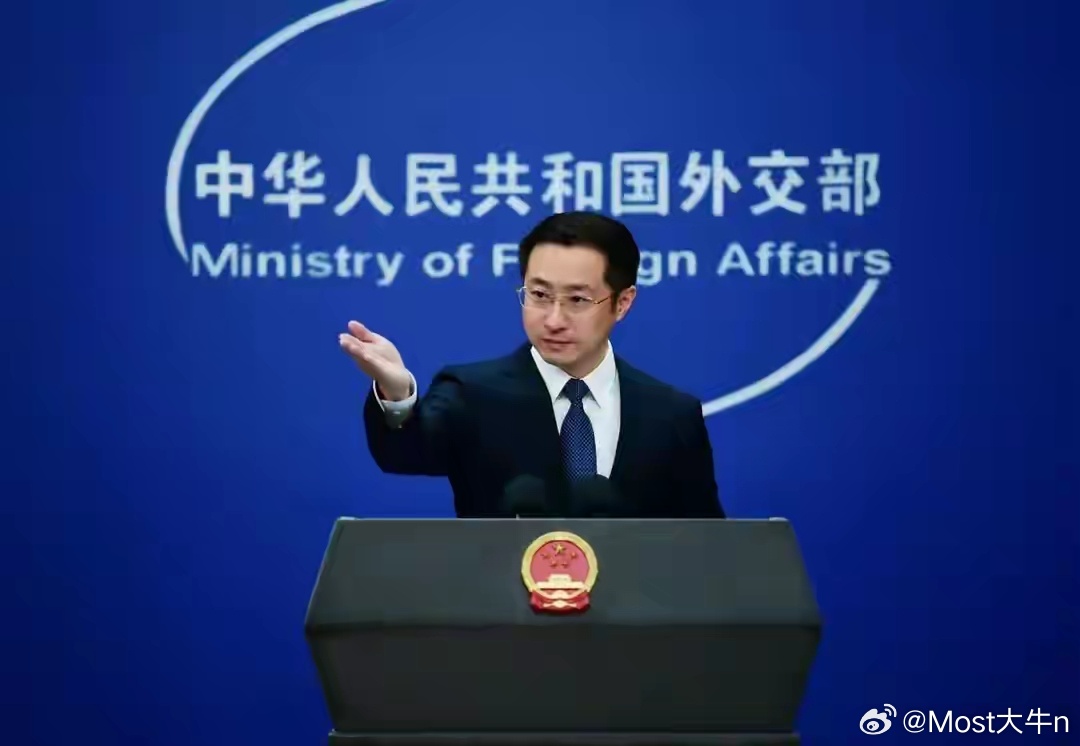 日方刚放出代表团访华消息，不到24小时，中方给高市早苗立下规矩

中日关系眼下可以说是进退两难。日方嘴上一心想要破冰缓和，首相高市早苗却始终不肯收回涉台错误言论，还带着右翼政客在扩军的歧路上一路狂奔，一边捅娄子，一边又盼着和中国对话，打的一手两头算盘。
在这样的大背景之下，中方自然不 ​
