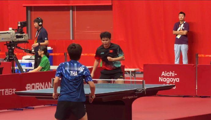 国乒男团3-1击败泰国挺进亚运四强，复盘得失全力备战后续硬仗
 
2026名古屋亚运会乒乓球男团1/4决赛上演激烈较量，中国男团历经四盘苦战，以大比分3-1击败泰国队，成功拿到四强入场券。这场淘汰赛并非一边倒的轻松对局，队伍有亮点也暴露出问题，赛后队员们坦诚复盘比赛，目光投向接下来更加艰苦的赛程。