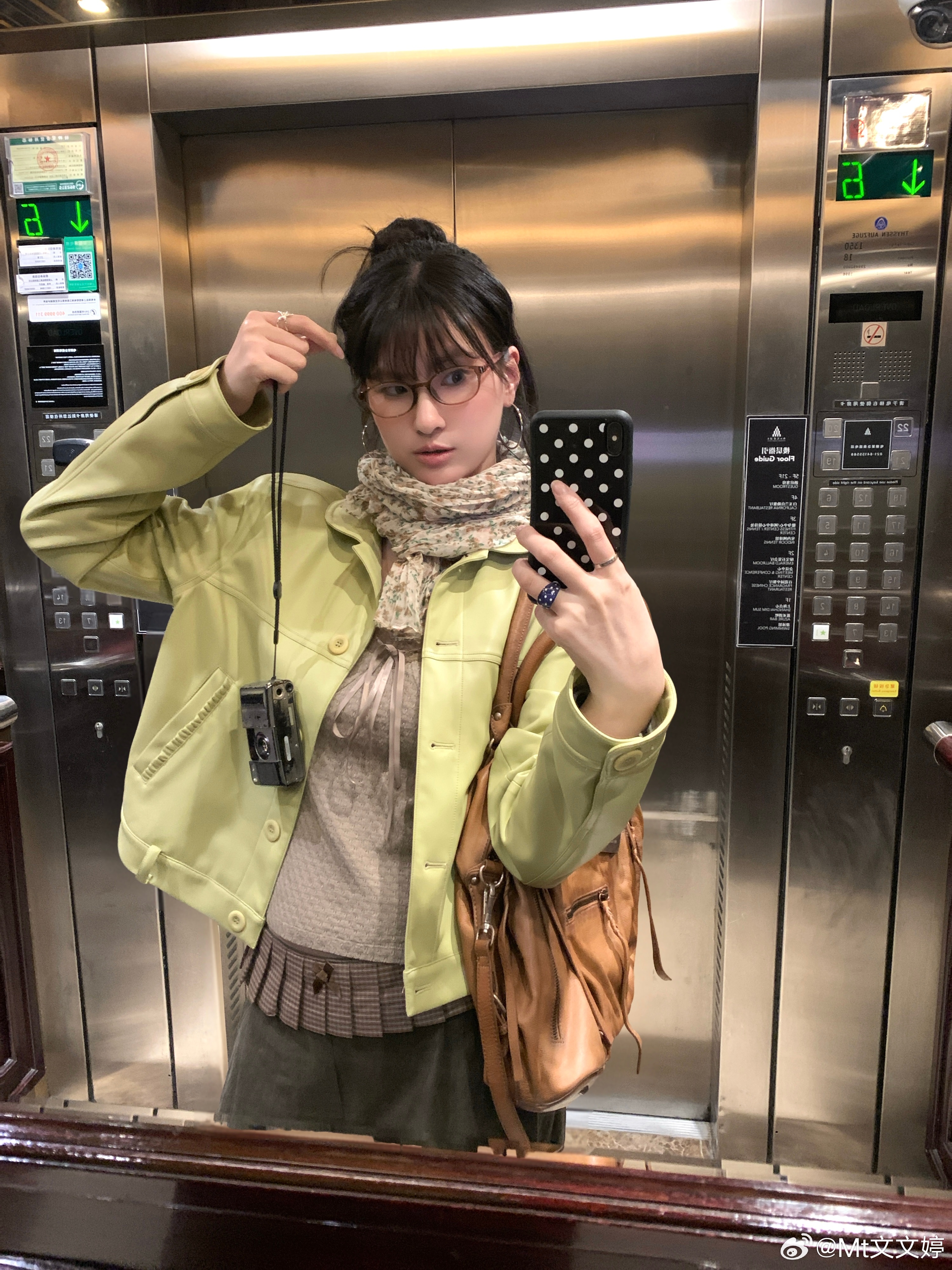 非常显白的一件皮衣手感是软软的 上身很舒服 搭配牛仔还是幢是 还是同色系的咖色裤子 都有不一样的感觉 🍏👍🌸一个50优惠卷