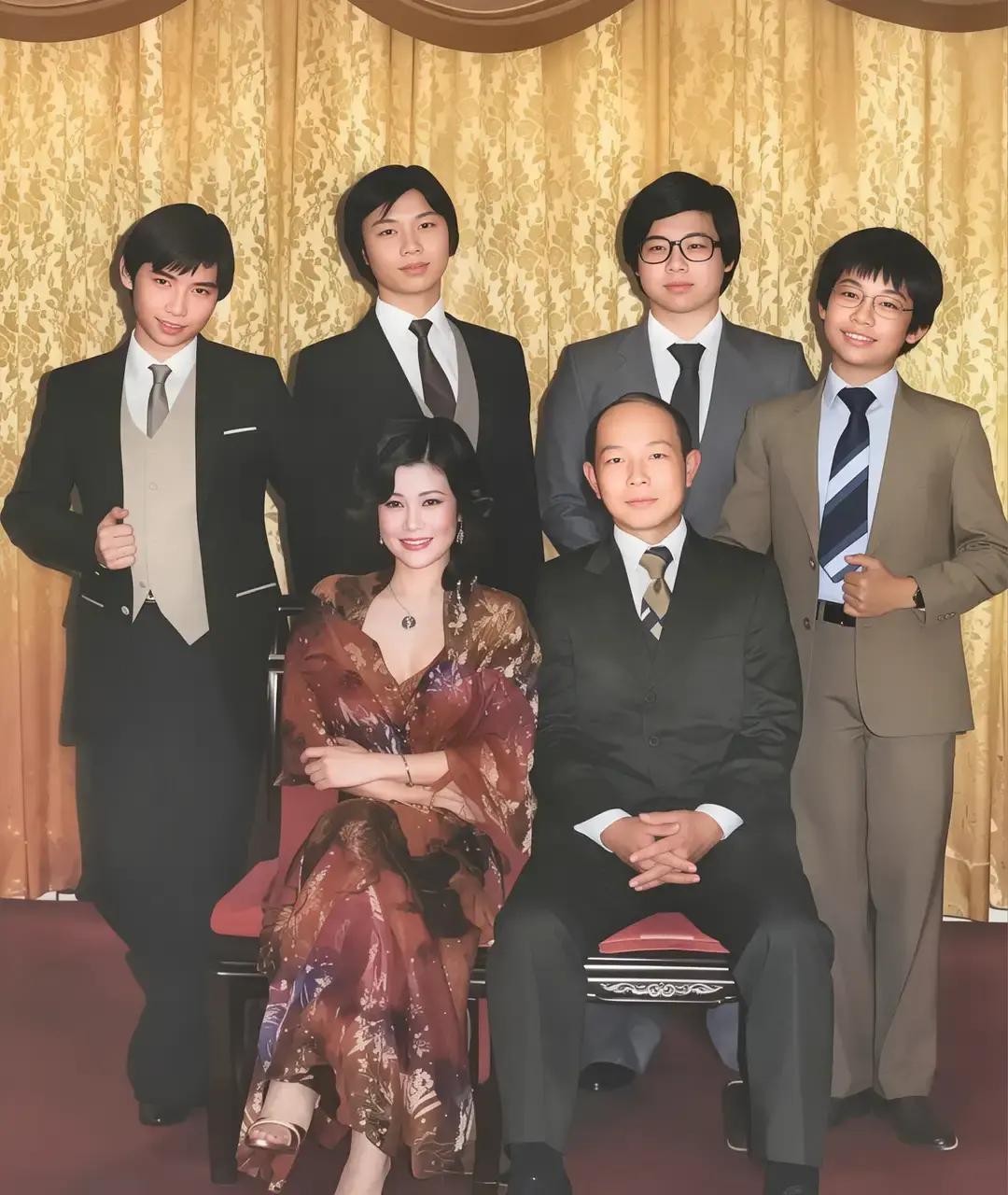 霍英东三太太林淑端：美貌得宠，连生四子，却一生不愿意争家业。

林淑端嫁入霍家的时候，很多人都觉得她只是凭着一张好看的脸。霍英东确实宠她，接连四个儿子生下来，她在霍家的地位看起来稳稳的。但只有她自己清楚，从一开始，她就没有想过要去碰霍家的产业。
她的房间在宅子靠南的一边，窗户对着小花园。她大部分时间