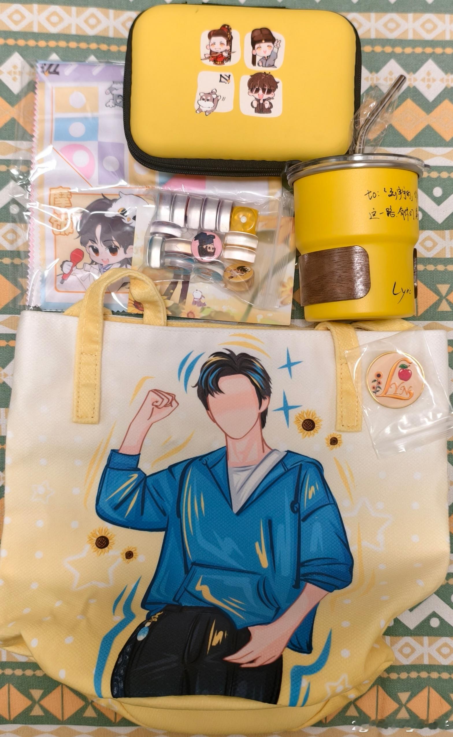 #刘宇宁康乃馨音乐节现场版# [心]#刘宇宁# 
感谢☀️普照，补评的第一份817🎁🎁值得纪念！辛苦各位管管忙前忙后，还有一批同样爱着老大的朋友们一起不忘初心，继续爱宁
指路⬇️⬇️
彩虹糖实习：
苹果派小班：
 ​