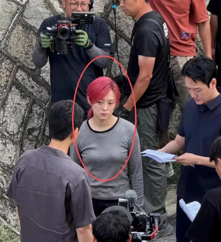 脱离了郑晓龙那种顶级导演的打光板，孙俪在现实镜头里的疲态，真是一点都藏不住了。
这几年每次看到她的线下活动生图，评论区总是一片哗然。有人挑刺她过度养生显得干瘦，有人盯着她略显凸出的眼眶指指点点。
可大家回想一下，当年《甄嬛传》刚进宫的莞常在，那股子清透和灵动，谁看了不迷糊？
这就是顶级大导的狠