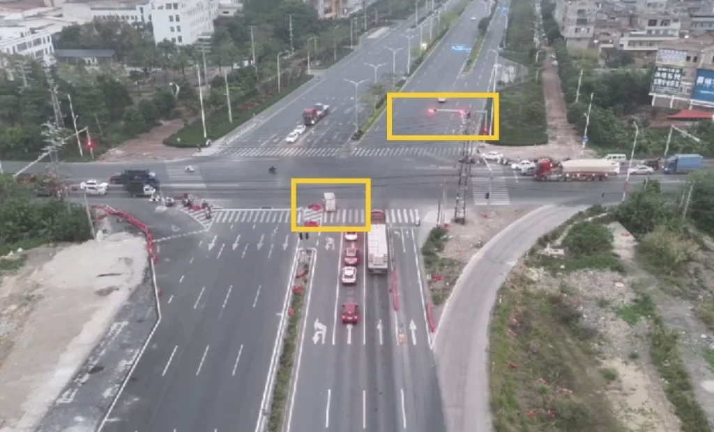 广西玉林市城区二环南路，与玉博大道交界红绿灯处。在这个红绿灯十字路口，似乎不够标