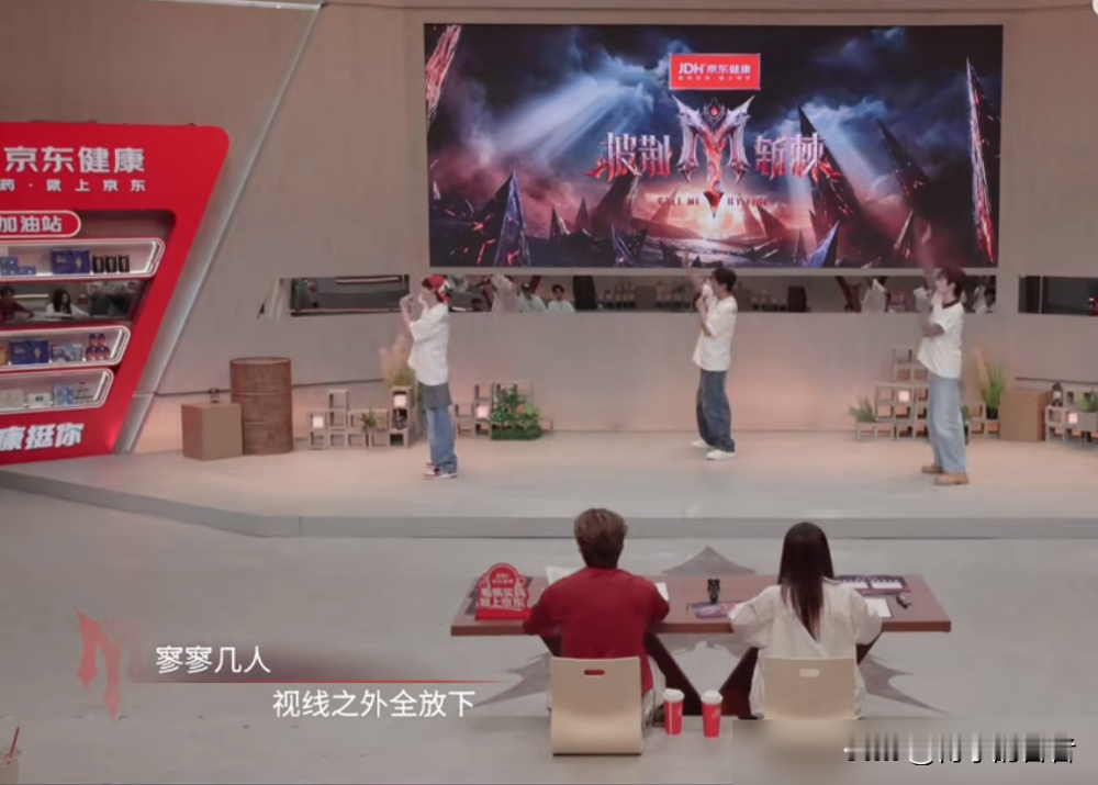 谁能想到，在全开麦无修音的照妖镜下，把一众炸场曲目干趴下的，居然是一首慢节奏武侠歌。
9月1日《披荆斩棘2026》二公小考，颜安、郭晓东、姚琛的《天下过客》拿下82分，全网都在喊这分数给低了。
别人都在拼命飙高音，颜安作为队长，却玩了一手极其高级的扬长避短。
他让老戏骨郭晓东负责念白主唱，沧桑