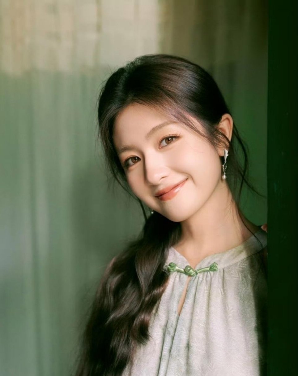 网传李兰迪如今很难收到新剧本，算是影视寒冬里受冲击比较明显的演员。原本期待的《月都花落》项目搁置，她之后只客串了《千里江山图》，暂时没有敲定的主力新剧。
反观同剧原定男主丁禹兮，项目停摆之后资源衔接很顺畅，很快进组《司宫令》，网传还有和孟子义二搭的剧集，《恰逢雨连天》也基本确定。
 ​