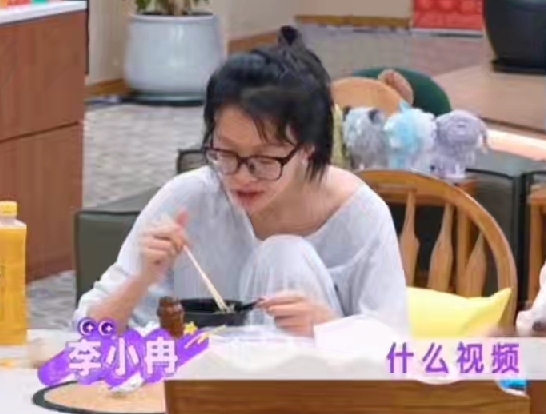 孙怡的素颜状态真的吓到我了[震惊]

在综艺里，她和李小冉都纯素颜，穿上睡衣坐在一起吃东西聊天。
 
才33岁的孙怡干瘪瘦弱看着像小老太太，旁边已经50岁的李小冉白到发光，皮肤饱满，气色又好。