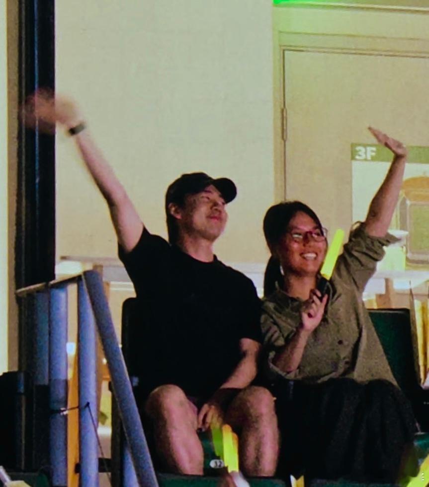 2026.09.26.周六，北京，工体
 #毛不易[超话]# 王维家同学，
主打一个能坐着就不站着[偷乐]

中间一小时没看到，
因为狂风暴雨，没有伞，
穿雨衣的孩子，只能低着头[允悲][允悲]

[好喜欢]观众大林子~​