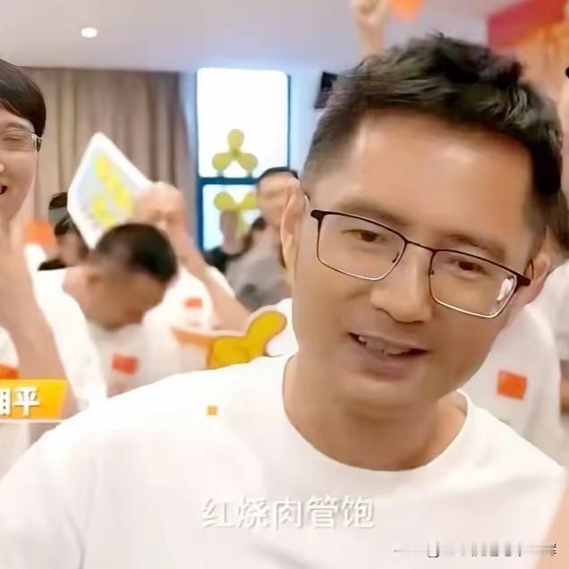 盛李豪的爸爸李湘平，今年42岁，在工厂上班，斯文沉稳、为人忠厚。
2016年，夫妻俩支持盛李豪练习射击，次年送他进入苏州射击队。只要有空，他们就去南京看望集训的儿子。
普通工薪家庭，却给了孩子满满的温暖。爸爸曾告诉盛李豪，坚持不下去可以回家，而少年立志要拿下奥运、亚运冠军，最终在爸爸的托举下圆梦。
