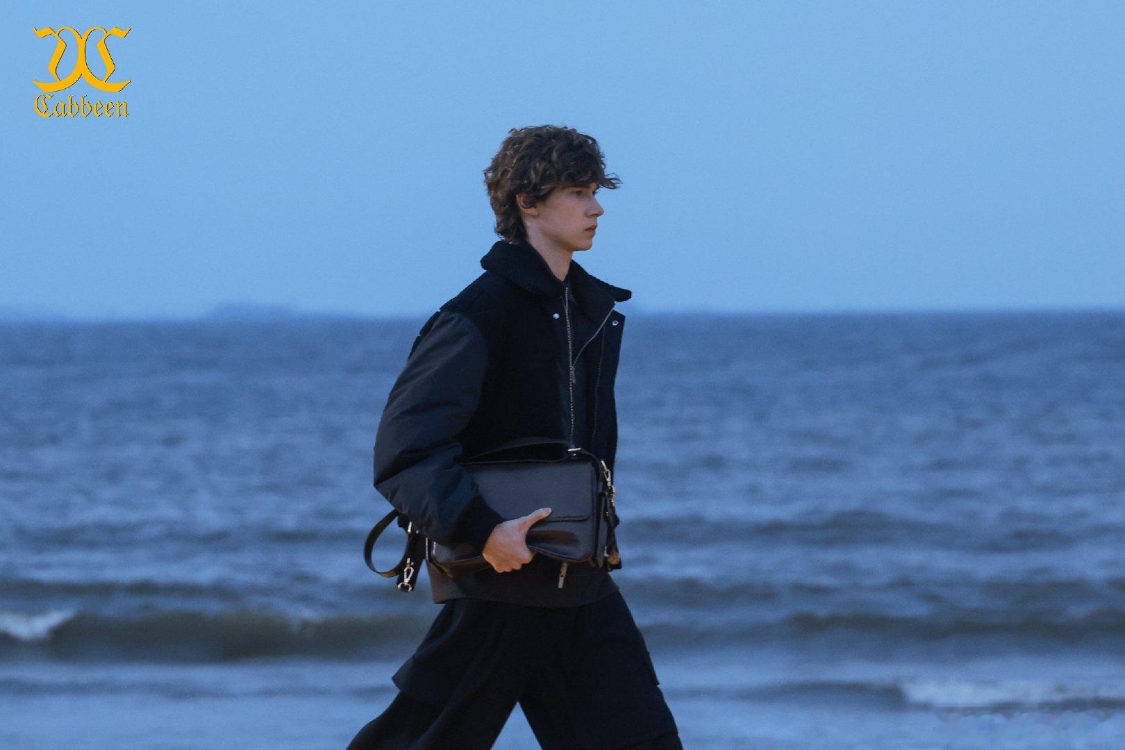山海潮起，风涌无界！石狮海上大秀精彩上演。到场企业家、明星纷纷上手华为折叠系列，高清影像记录秀场每一处细节，科技为时尚现场增添更多精彩看点。
#华为MateXT2##福建石狮上演海上大秀# ​