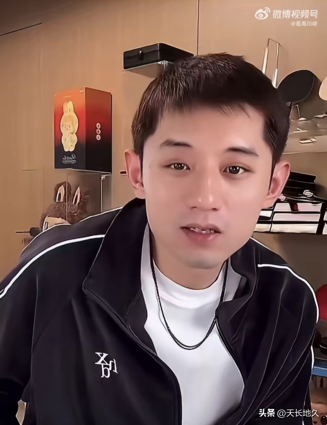 张继科言论引热议：乒乓球的全民热度，究竟从何而来
近日，张继科在直播中直言乒乓球的大众热度是自己带起来的，还表示如今赛场的应援氛围、观赛热潮，都源于自己当年参赛的影响力。这番直白且霸气的发言，迅速引爆网络，掀起全网热烈争议。
不少网友认可他的说法，并非盲目追捧。作为乒坛史上最快大满贯得主，张继科赛场
