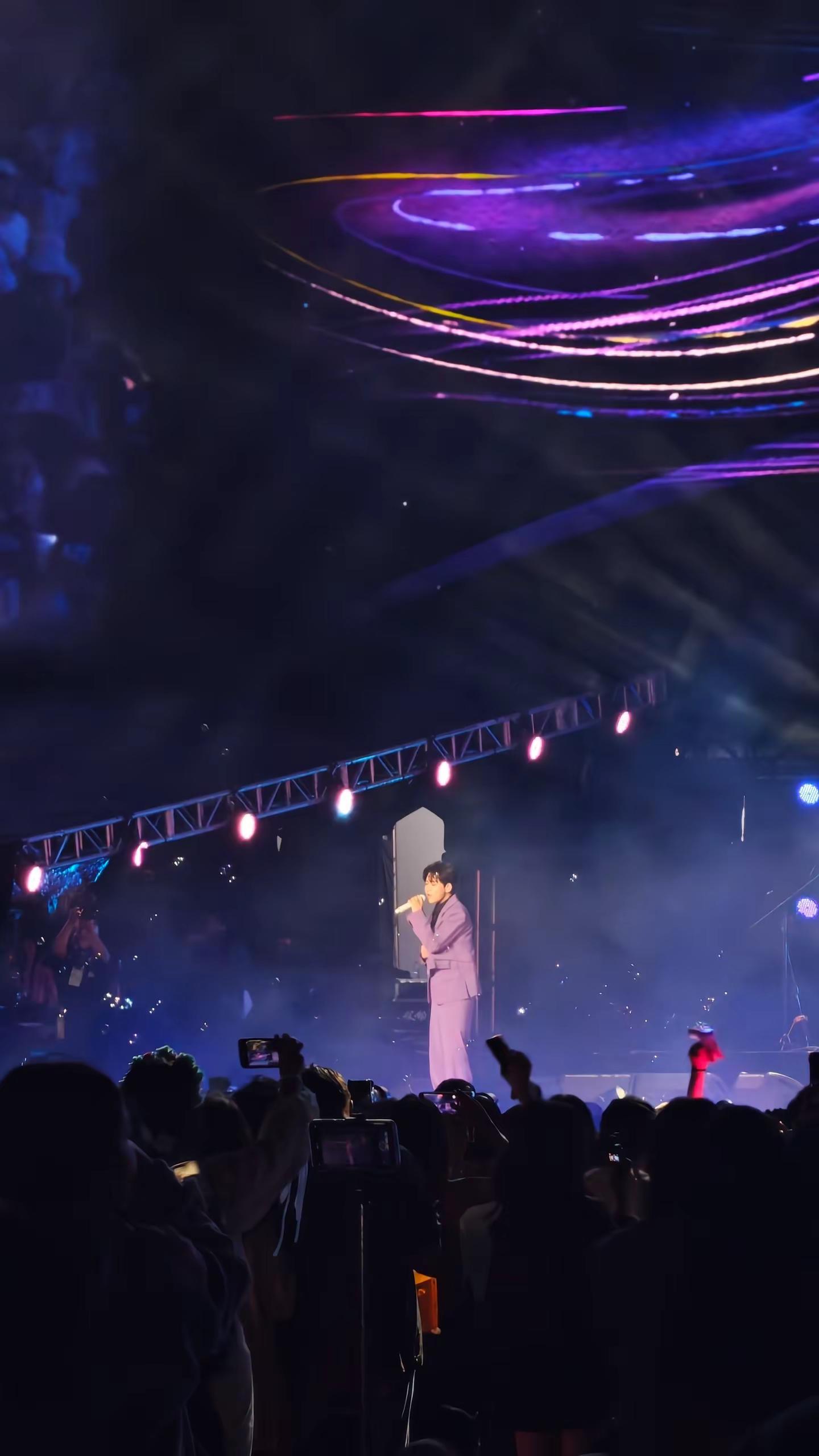 泸州音乐节～再就业男团 见过了48岁的王铮亮见过了45岁的陈楚生见过了42岁的苏醒见过了41岁的张远见过了40岁的陆虎见过了37岁的王栎𨫎也见过了24岁的我