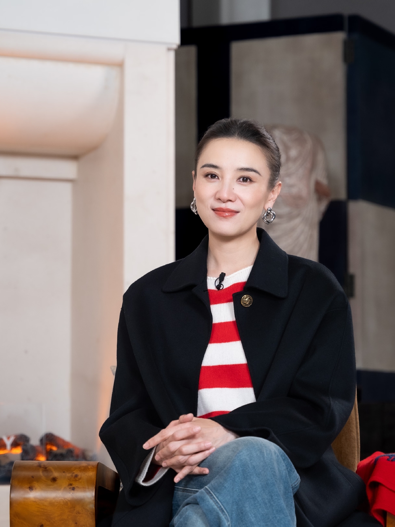 好奇查了一下宋佳的出身

不查不知道，

一查吓一跳，原来宋佳当初学的是乐器，根本没走演员路。

宋佳哈尔滨本地人，父亲是在国企单位上班的，从小就给宋佳底气，不让她受欺负。

母亲是学艺术的，非常喜欢文艺，看重艺术培养，小时候就逼着金佳学柳琴，练琴练到手上起泡了都不敢偷懒，但是母亲很会共情孩子的情绪