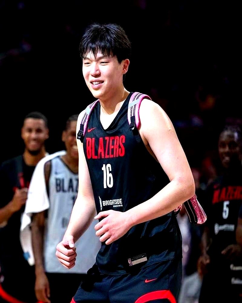 火箭管理层亲口跟周琦承诺“我们绝不裁你”，转头就把他给开了。

周琦最近在节目里翻出这桩旧事，火气依然没消，直接骂对方说话不算数。但现实就是这么残酷：当时火箭刚给保罗砸了1.6亿顶薪，又签了安东尼，奢侈税压力直接拉满。

全队15个人，后三年一分钱保障都没有的，偏偏只有周琦一个。

面对真金白银的平