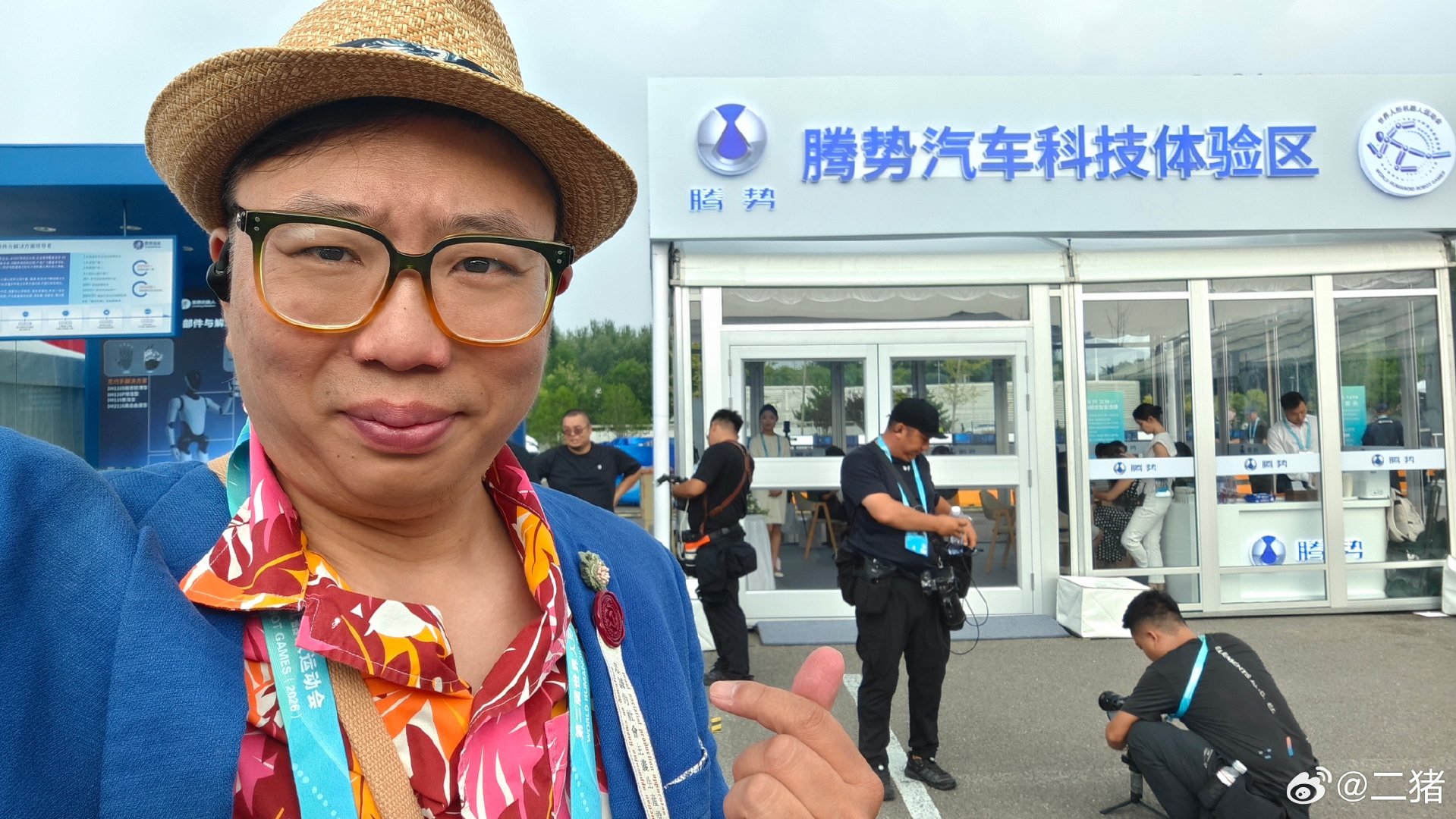 #闪充丝路智行万里##朝阳把我潮坏了##北京范儿##腾势汽车与机器人共赴未来##第二届世界人形机器人运动会# 
刚从马来西亚回来参加世界人形机器人运动会，就看到了腾势，果然和迪迪是有缘分，如果说起来，智驾汽车也可以算是一种机器人，相信未来AI以及各种智能生活会深入到我们的生活当中的每一个角落 ​