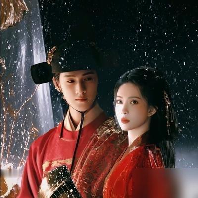 胡杏儿这次演的唐朝公主，开口就要送男宠一个探花当，弹幕直接炸了。
《尚公主》里她演庐陵长公主暮凝霜，女主姑母，深宫里装傻充愣几十年，一出手就是死局。台词狠，眼神更狠，观众说她是全剧戏眼，女主都快接不住。
戏里杀伐果断，戏外她倒是一点没变。老公李乘德重阳节带俩儿子上山祭祖，她在外头拍戏没赶上。老李