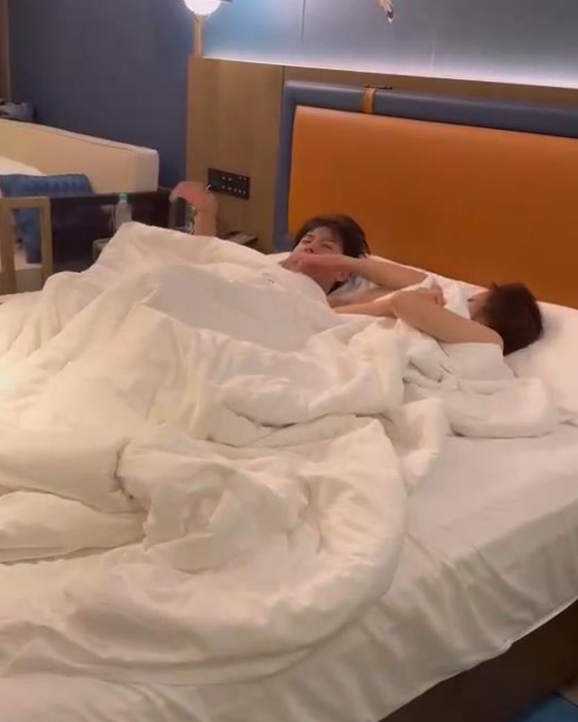 色字当头，女局长遭“仙人跳”被骗19万

色字头上一把刀，苍蝇不叮无缝蛋。

山东泰安恶势力团伙仙人跳女局长案，。以00后为核心的团伙，两年间疯狂作案，38起仙人跳，累计勒索金额155万余元。包含泰安女局长霍某，两次敲诈，一共拿走19万元，诈骗1.5万元。败露之后，这名女局长被免去职务，而整个团伙已