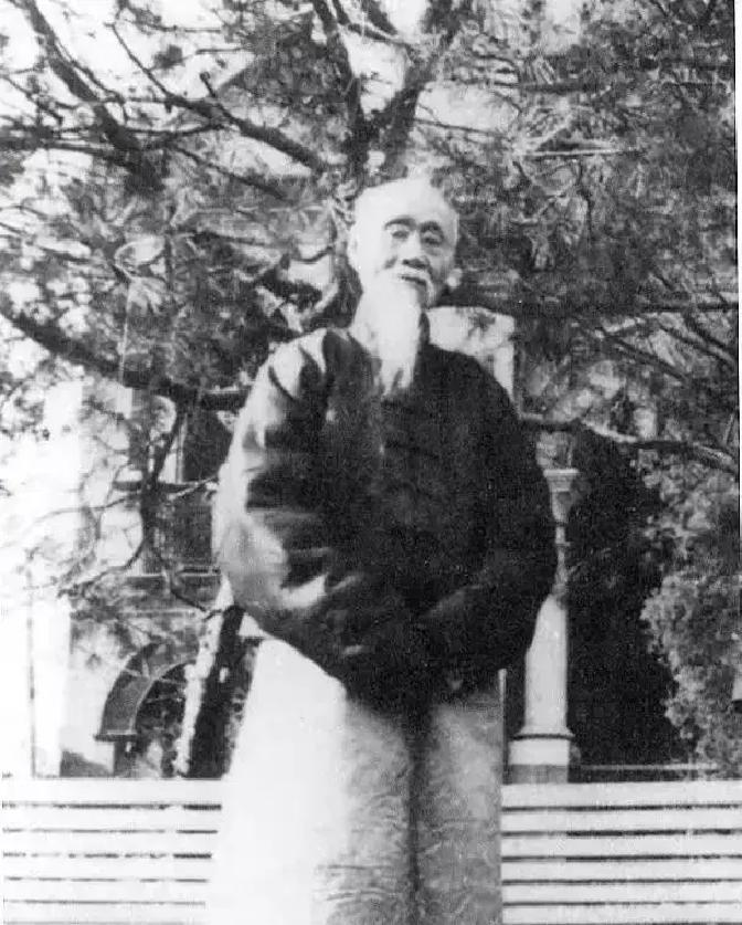 1867年，赵烈文对曾国藩预言，大清50年内必定灭亡，曾国藩不信，赵烈文说：得天下太容易，开国时又太残暴，这些都有违天道，岂能长久？44年后，武昌一声炮响，宣统帝逊位，清朝果然彻底覆灭。
 
曾国藩放下手里的茶碗，碗底在木桌上轻轻磕了一下。他看向赵烈文，眉头微微皱起，又很快松开。
 
“惠甫，这话说