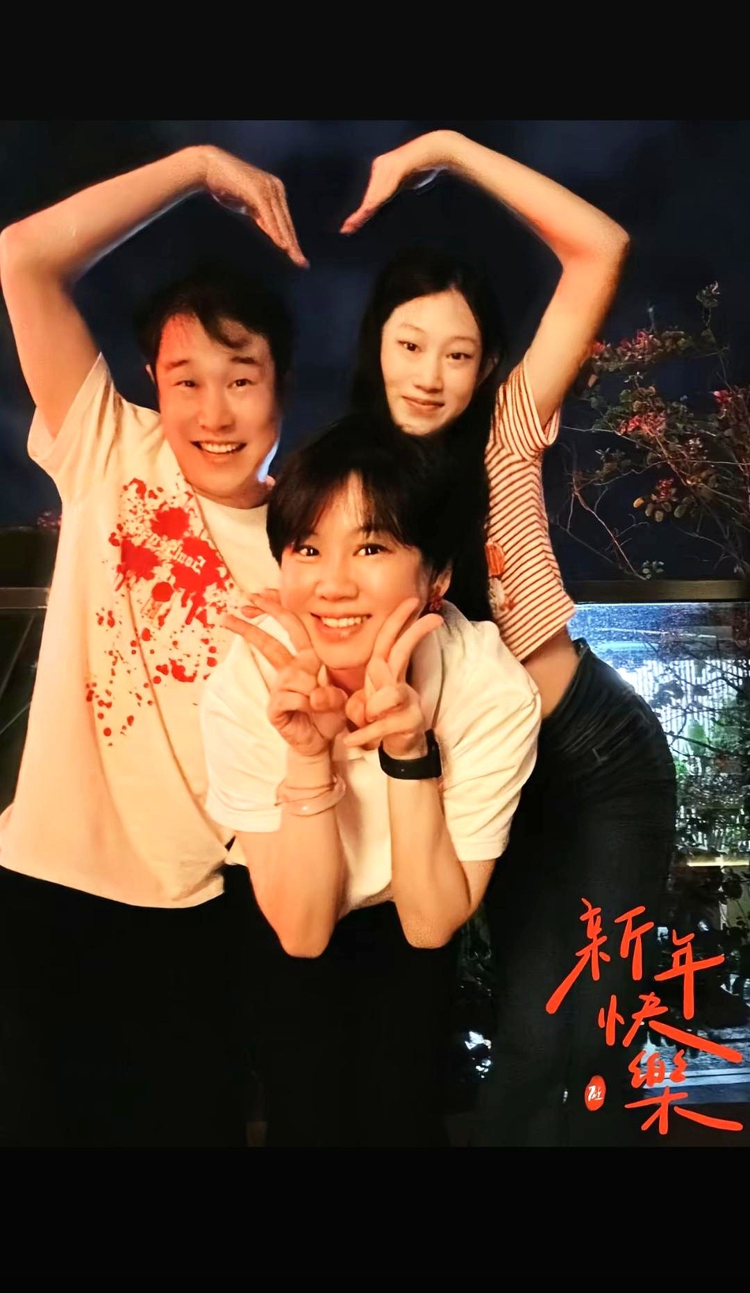 当年被嘲笑最丑星二代的小女孩，如今凭一段唱跳视频火了。

沈佳润小时候长相随爹，没少挨网友的冷嘲热讽。但这姑娘从小就硬气，顶着恶评甩出一句长得像我爸我很骄傲，直接堵住了所有人的嘴。

现在人家长开了，完美继承了父母的基因，唱跳俱佳。再看小沈阳两口子，离开师父光环后闷声干大事，搞巡回演唱会，硬是靠一把