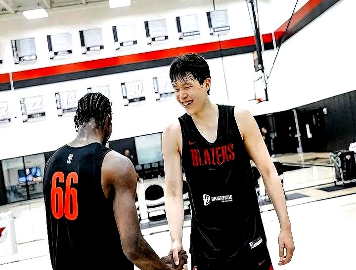 一支球队堆了五个中锋，杨瀚森常规赛想进轮换，太悬了。

明天开拓者打勇士，是季前赛收官战。明眼人都清楚，季前赛的数据教练根本不会当回事。

现在开拓者内线极其拥挤，克林根和罗威锁死了绝对主力。剩下的杨瀚森、波特、卡尔森，三个人抢一个第三中锋的名额。

常规赛每场都要拿命拼战绩，教练里诺凭什么把宝贵的