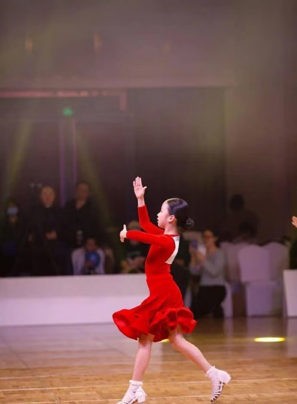 近期，邓超和孙俪12岁的女儿小花因身高引发热议，最新画面显示她已长到父亲邓超的肩膀位置，身形高挑。  一、当前目测身高状态- 核心参照：12岁的小花身高已抵达邓超肩膀，在同龄人中属于优秀水平。- 目测