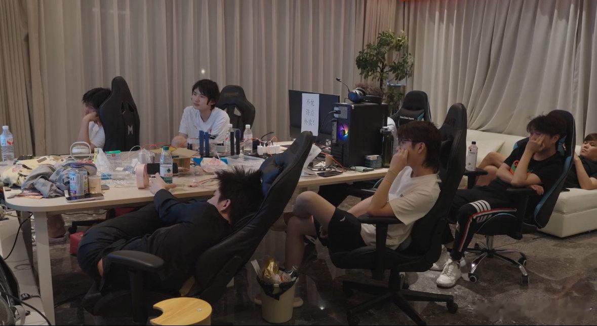 #亚运会和平精英纪录片##和平精英亚运会倒计时三天#安利下这个亚运纪录片，和平精英版本更新带来不少新考验，不是一个人的战斗，五个人抱团扛压力，一步步向着亚运会全力奔赴。 ​