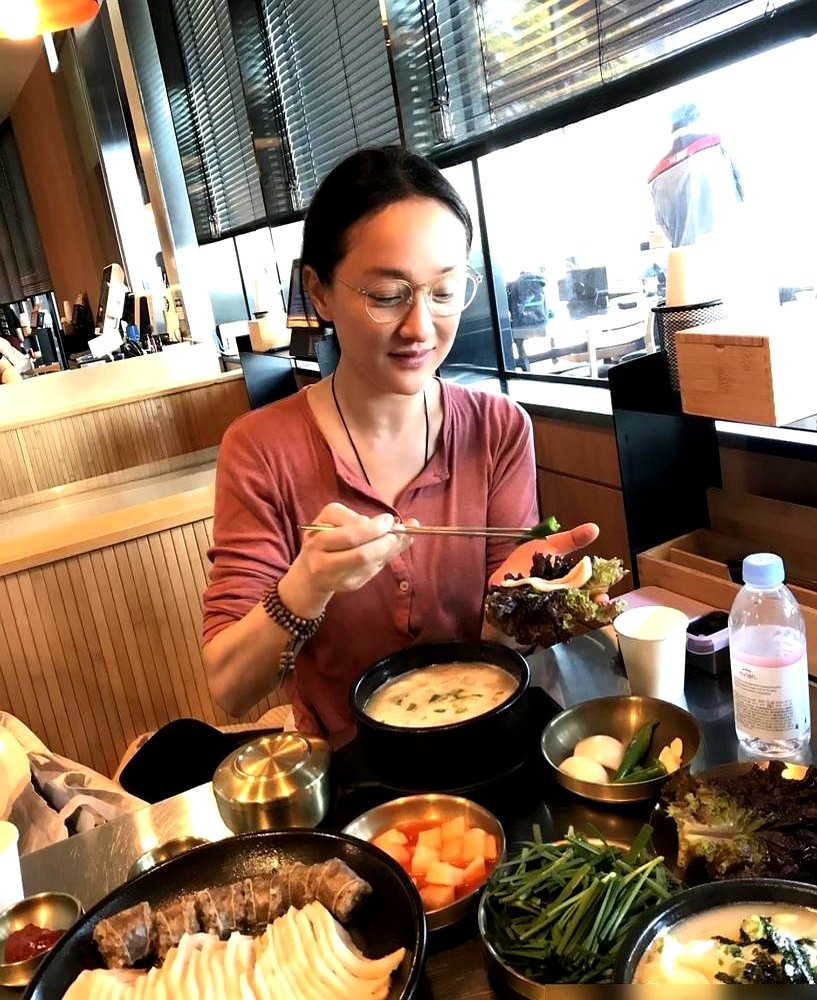 刚穿香奈儿高定拿下釜山影后，转头就被拍到在烤肉店素颜啃菜叶子。

发际线后移、没化妆、没戴帽子，网上瞬间炸了，不少人指着照片说她老了、秃了。

面对全网的外貌审判，周迅一个字都没回应，转头直接扎进剧组拍新戏《明天，会更好》，演一个阿尔茨海默病人。

五十岁拿影后靠的是演技还是紧绷的头皮？那些天天盯着
