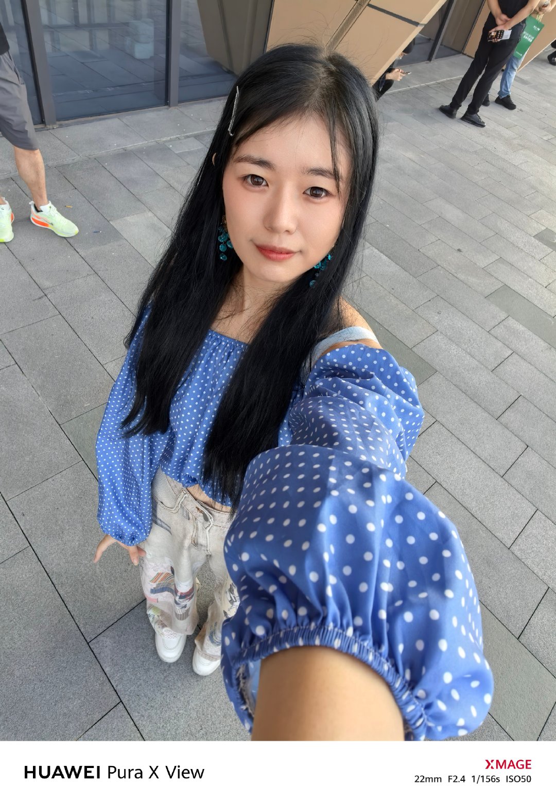 #华为PuraXView价格#感受一下Pura X View前后置随手拍，在会场门口拍的，后置迷之角度哈哈哈 ​