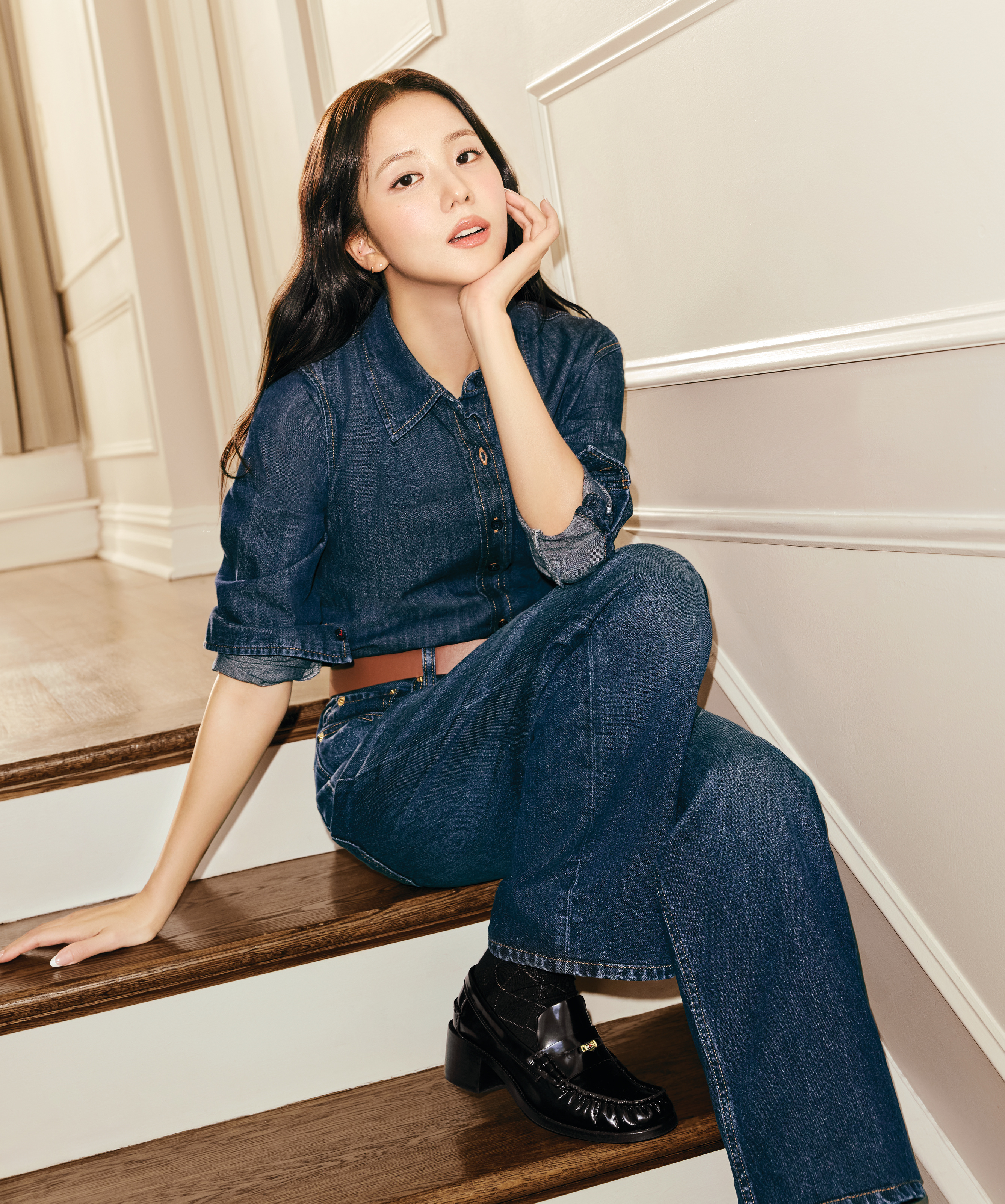 #1626时尚快讯# 

TOMMY HILFIGER 欢迎流行文化偶像金智秀JISOO 回归 2026 秋季广告大片，邀请她步入The Plaza。Tommy 先生曾在这座传奇地标居住逾十年，如今他敞开大门，展示其自信、乐观与魅力交织的生活方式，而金智秀JISOO 则以其独树一帜的风格诠释经典酷感。

该广告大片以The Plaza为背景，将曼 ​