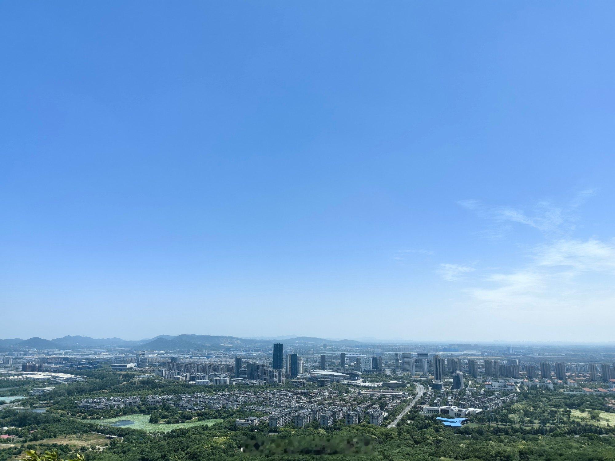 每周一山之三十三：今天风很大，天空碧蓝如洗，同在眺望台上拍照的几位教师...