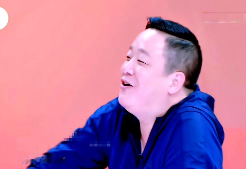 大张伟问心里排第一的是谁，傅爸直接说：“有了小傅，我就把自己忘掉了。”

现场人都愣了，大张伟追问那自己呢？傅爸摆了摆手：顾不上。

他真不是说说而已。女儿化妆、吃饭、训练，他全天候围着转，家里赚钱养家全包揽，甚至坦言“做父亲是我一生最好的工作”。

多少父母一辈子就这样活成了孩子的背景板，还觉得天