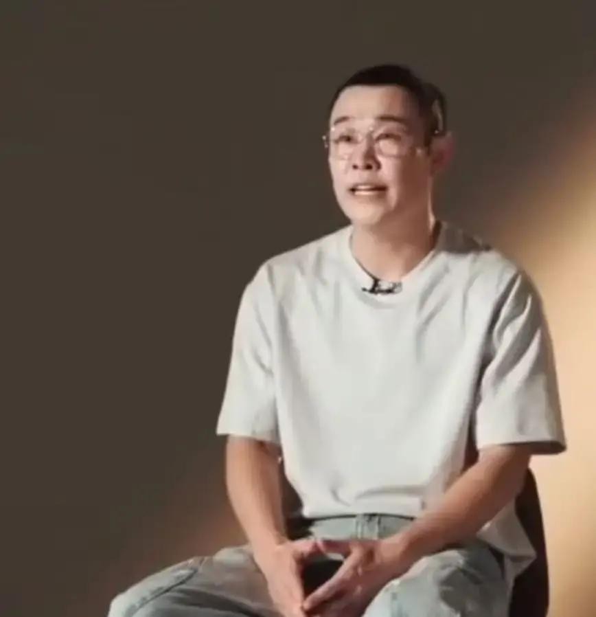 小沈阳在《披荆斩棘》初舞台组队时连吃了四次闭门羹，全网都在同情他的尴尬，但我只盯住了那第四个拒绝他的人，那张略带歉意却又十分坚决的脸背后，藏着人性最圆滑也最怯懦的算计

几十个高清镜头怼着拍的综艺名利场，前面三位哥哥摆手摇头，多少还能扯出点阵容不搭、曲风不合的遮羞布

可到了第四次，场面的温度已经降