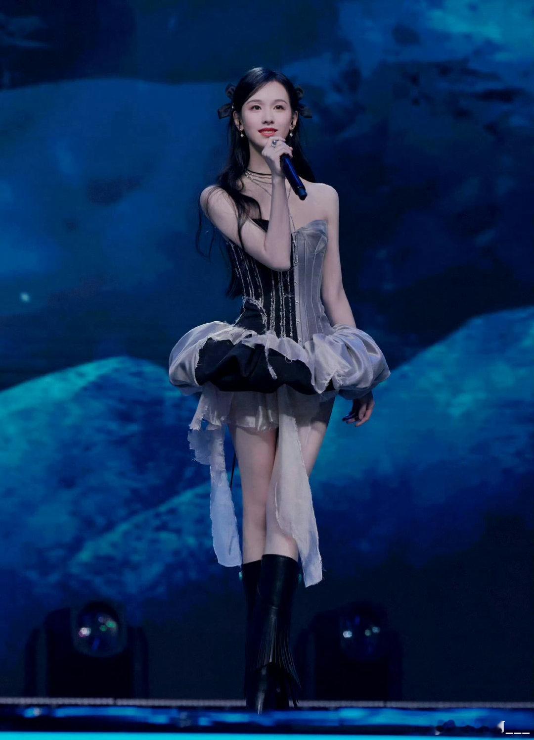 #Jisoo陈都灵winter朴志效撞衫#我能说今年4月我因为月麟奇迹开始关注嘟嘟后，在某抖搜到她2024年爱奇艺尖叫之夜穿这身衣服唱《小诗句》的视频，循环看了一晚上么，简直无法走出去！嘟这个腿和气质，很对我的癖好，我爱了！ ​