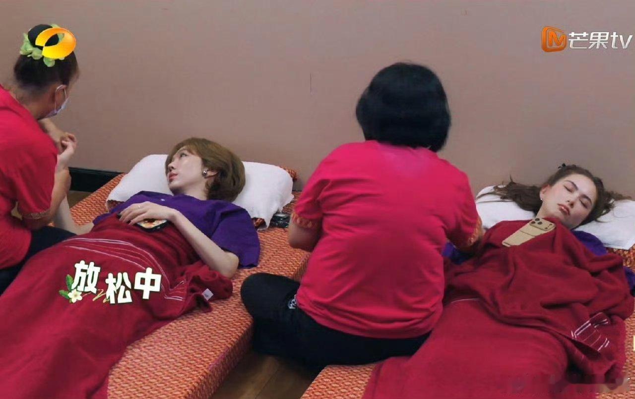 同框太考验底子了！
姜妍、昆凌、靳梦佳、张雅琪躺着做按摩，无妆无滤镜的放松状态，颜值和皮肤状态的差距直接摆在眼前。 ​​​
