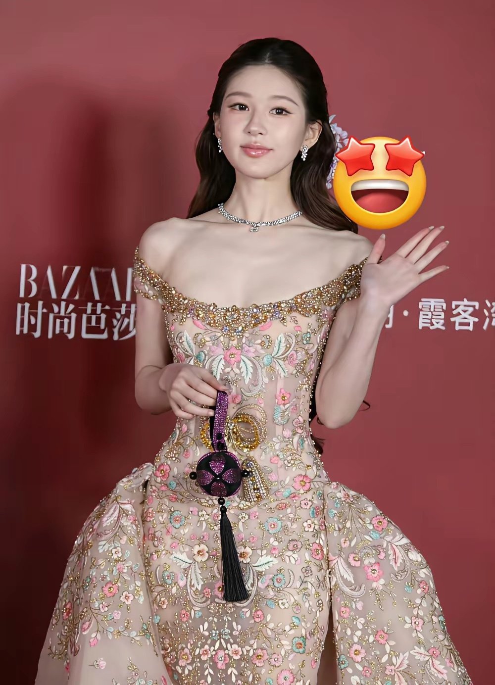 赵露思原本是富贵花的脸，现在都快认不出了，好看依然好看，但已经网红化，流于平庸了。 ​