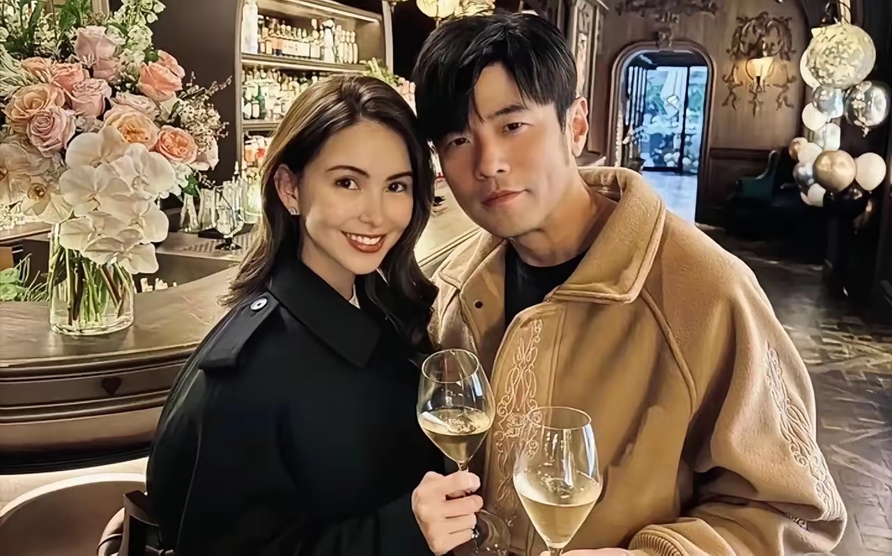 周杰伦再度大手笔购置房产，以妻子昆凌的名义，拿下台北敦化北路豪宅“璞永敦仰”4楼两套住宅，总价4亿8495万台币，宠妻举动曝光后迅速引爆全网热议。

业内估算周杰伦身家百亿级别，财富不单单靠出新歌。歌曲版权、巡演演唱会、商业代言，再加上潮牌、地产多方面投资，多元收入，才有重金置业的底气。


把大额