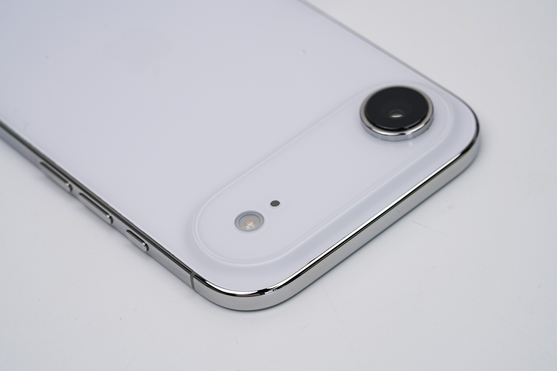 iPhone Air是iPhone Duo的试验田，iPhone Duo也是未来某款iPhone的试验田。

为什么说iPhone Duo是未来某款iPhone的试验田？iPhone Duo 内屏那颗屏下摄像头它不只是把挖孔藏起来好看。传统折叠内屏挖孔会割裂大屏沉浸感，Duo 直接做到内屏全域无开孔纯平。Apple 还没拿它当自拍主力，画质拼不过常规前 ​