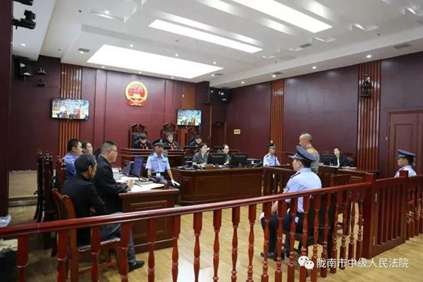 2010年夏天，南方某县城，17岁的小伟推开门，撞见母亲依偎在陌生男人怀里，父亲