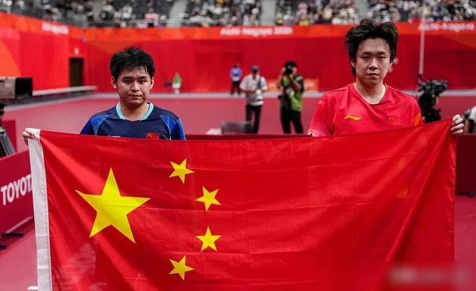 4-0，32分钟，一场决赛被她说成了外战。
9月28日名古屋，林诗栋横扫王楚钦，四局比分11比5、11比8、13比11、11比5。国乒内战，金牌提前锁死。
结果央视解说高菡赛后总结来了一句：林诗栋4-0击败了中国选手王楚钦。
两人都穿中国队服，一个被单独标注国籍，另一个听着像外协。更绝的是回放