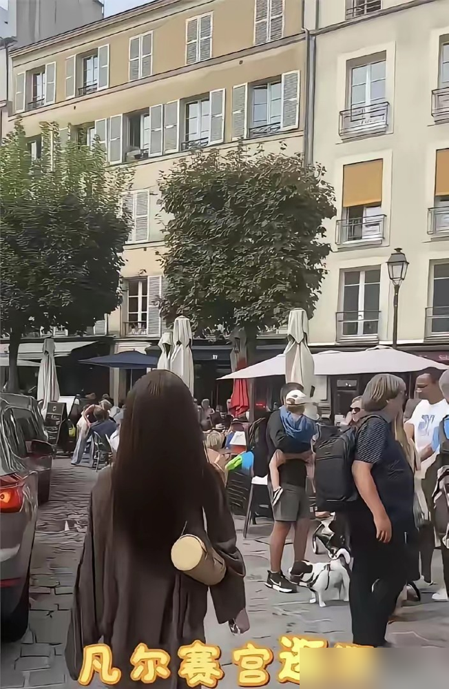 马筱梅这次欧洲行，被网友嘲笑变土了。
婚前她齐刘海配晚礼服，满眼写着要赢。婚后陪汪小菲去法国进修，她穿着卡其色新中式逛早市，陪继子女买菜，直播里还自嘲英文差。
结果有人扒出路透，她在巴黎街头买冰玛奇朵，没带翻译，英文点单流畅得很。
瑞士逛街被偶遇，白上衣配条纹阔腿裙，不堆大牌，网友又改口说这是
