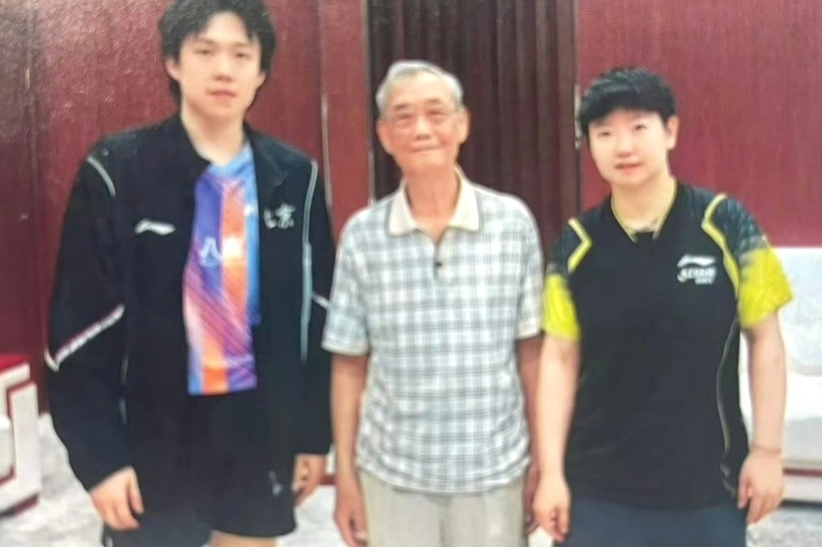 很难形容但感觉中间的老先生一定会说一些当时巴奥回来小红书直播连线的那位九十岁老奶奶会说的嗑一些cp催一些婚爱看一些他两的话。 ​