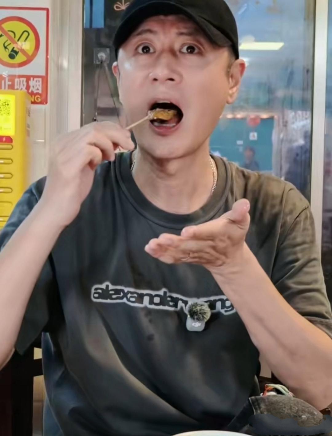 任重现身泉州旅游，他在街头巷尾品尝美食，充满烟火气，这一刻他不再是明星，只是一个在街头巷尾的普通游客。