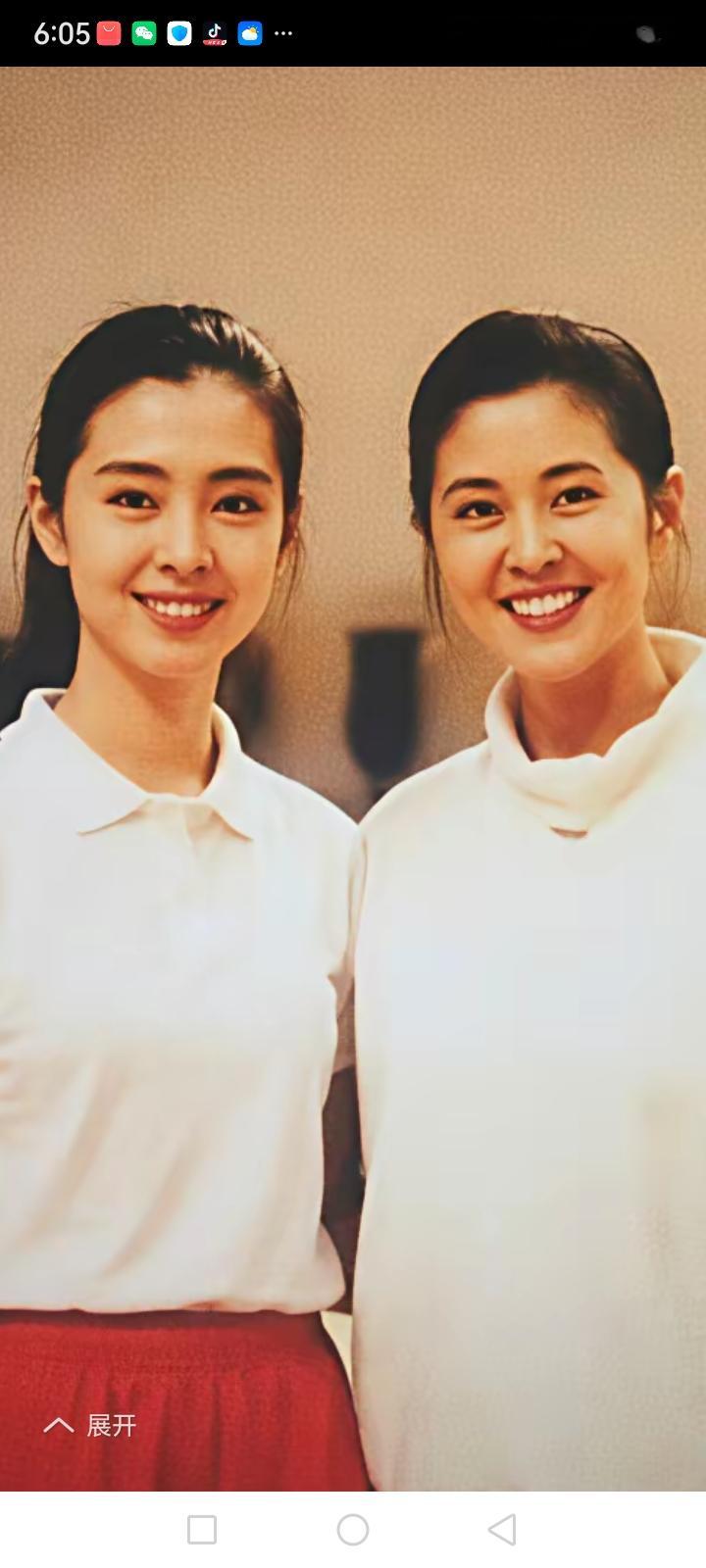 翻到1992年巴塞罗那奥运晚会后台的旧照直接看愣了，33岁的倪萍和25岁的王祖贤居然同框过。
没有打光滤镜，俩人都是素颜配简单的日常穿搭，一个温婉大气自带央视一姐的舒展感，一个灵动飘逸是港圈公认的神颜，站在一起眉眼全是软乎乎的温柔，氛围感直接拉满。
之前总有人说倪萍年轻时候颜值被低估，现在看真的一点