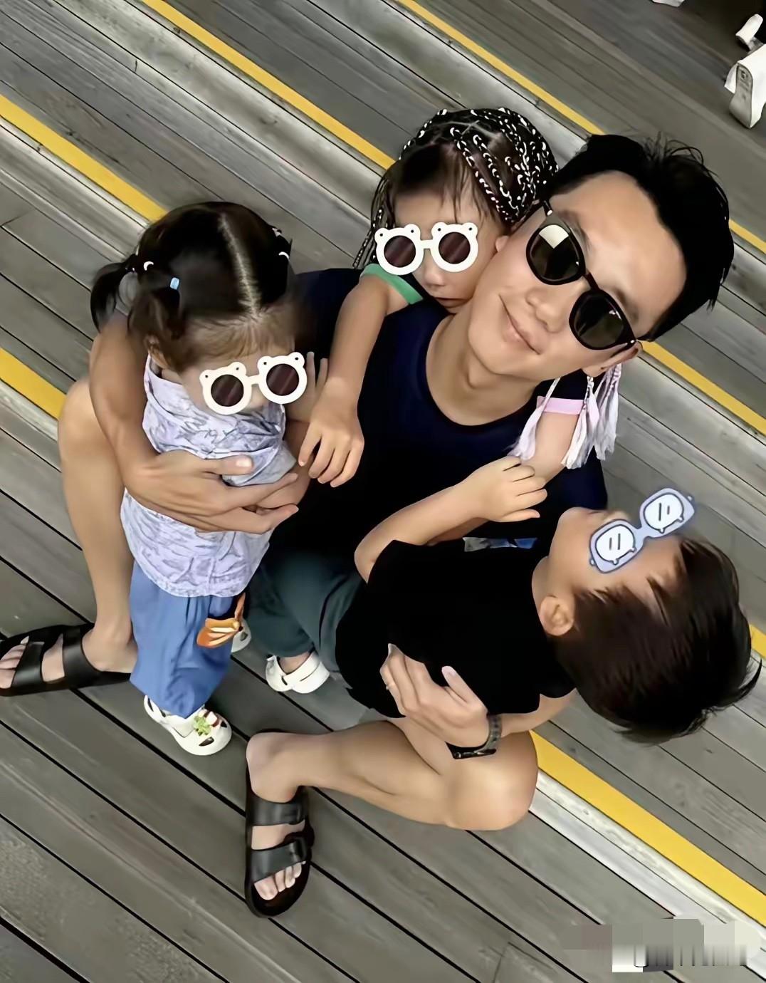 苗苗和郑恺这几年最大的变化，可能就是家里从四口人，变成了五口之家。

前两个孩子出生后，很多人觉得这个家庭的配置已经很完整了。

结果第三个孩子还是来了。

郑恺此前提过，老三原本并没有特别安排在计划里。可孩子既然来了，夫妻俩还是决定把他留下来。

这一点其实挺有意思。

生活里有些事情，可以提前计