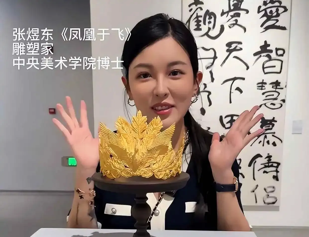 从“黄金凤冠”到“离婚官宣”，一场婚姻的崩塌，难道真是被“算”准了吗？
张凯毅和金冠被毁的事儿，去年闹得挺大。当时她就说这预示着婚姻要出大坎儿，结果今年九月真离婚了。大家都觉得有点邪乎，好像被她自己说中了。但我觉得，这事儿没那么玄乎。
她俩从认识到结婚不到半年，2023年认识，2024年初就在一起了