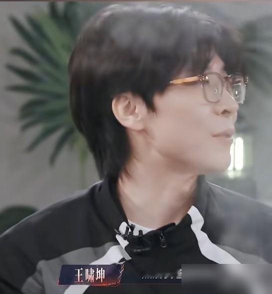 王啸坤在访谈里说，他爸当年调侃两亲家岁数差得挺大，得错开送走，给孩子们减轻压力。
这话听着像玩笑，细想全是实在的。他爸妈年纪大，岳父岳母年轻，等于未来照顾老人的压力，天然被时间差摊薄了。
王啸坤2015年得女，娶的是厦门姑娘黄晓云，92年的。俩家日常走动，老的小的凑一块儿，这种错峰养老的账，普通