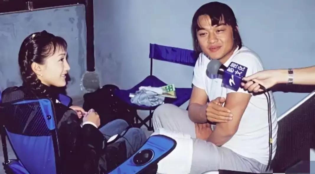 当年，在射雕英雄传拍摄现场的李亚鹏与周迅在休息室里接受采访时的一幕，

当时休息室没提前清场，路过的场务、候场的群演挤了半扇门，都凑着往里面瞅新鲜。
有个来探班的娱乐记者没按台本走，举着话筒突然抛了个私人问题。
问俩人现实里相处那么久，会不会也像剧里的郭靖黄蓉那样，真的走到一块儿去。
周围瞬间就静了