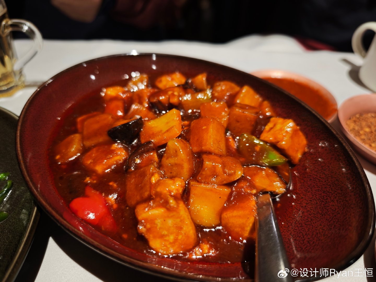 #设计师Ryan王恒[超话]#
🙂晚上在拉萨吃了顿藏餐。砂锅牦牛肉炖土豆，肉炖到一夹就散；切片牛舌浇了香菜汁；一木碗红色的生牛肉酱，配糌粑和酸奶吃；最后用铜壶里的酥油茶收尾。高原上吃这一桌，寒气全退了。你们吃得惯生牛肉酱吗？🙏 \#设计师Ryan王恒##拉萨##藏餐#  ​
